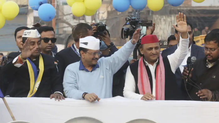 Akhilesh Yadav Backs AAP, Says ‘Jhaadu’ Will Sweep BJP Away