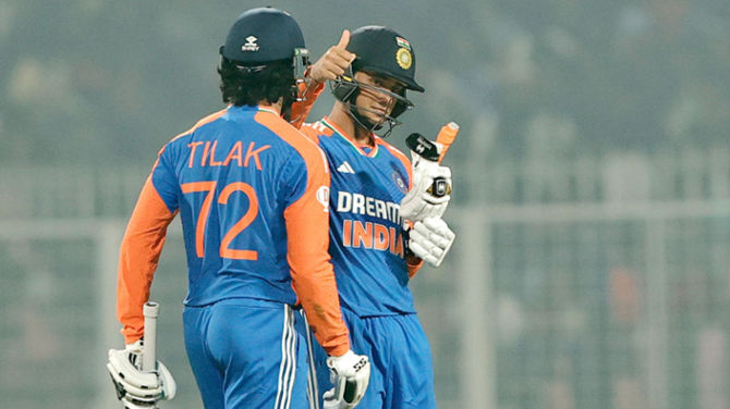 India Clinches Easy Win Over England in First T20I, Leads Series 1-0