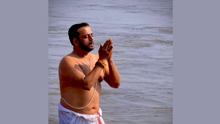 Mahakumbh Day 5 Ravi Kishan Dips in Sangam, Millions of Devotees Bathe