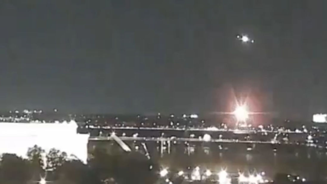 Small Plane and US Military Helicopter Collide Near Washington National Airport, Crash in Potomac River: Watch