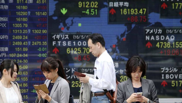 Trump Signals New Tariffs, Asian Stocks Show Modest Gains