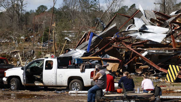 Deadly Storm Ravages US, Killing 39 and Destroying Homes Deadly Storm Ravages US, Killing 39 and Destroying Homes