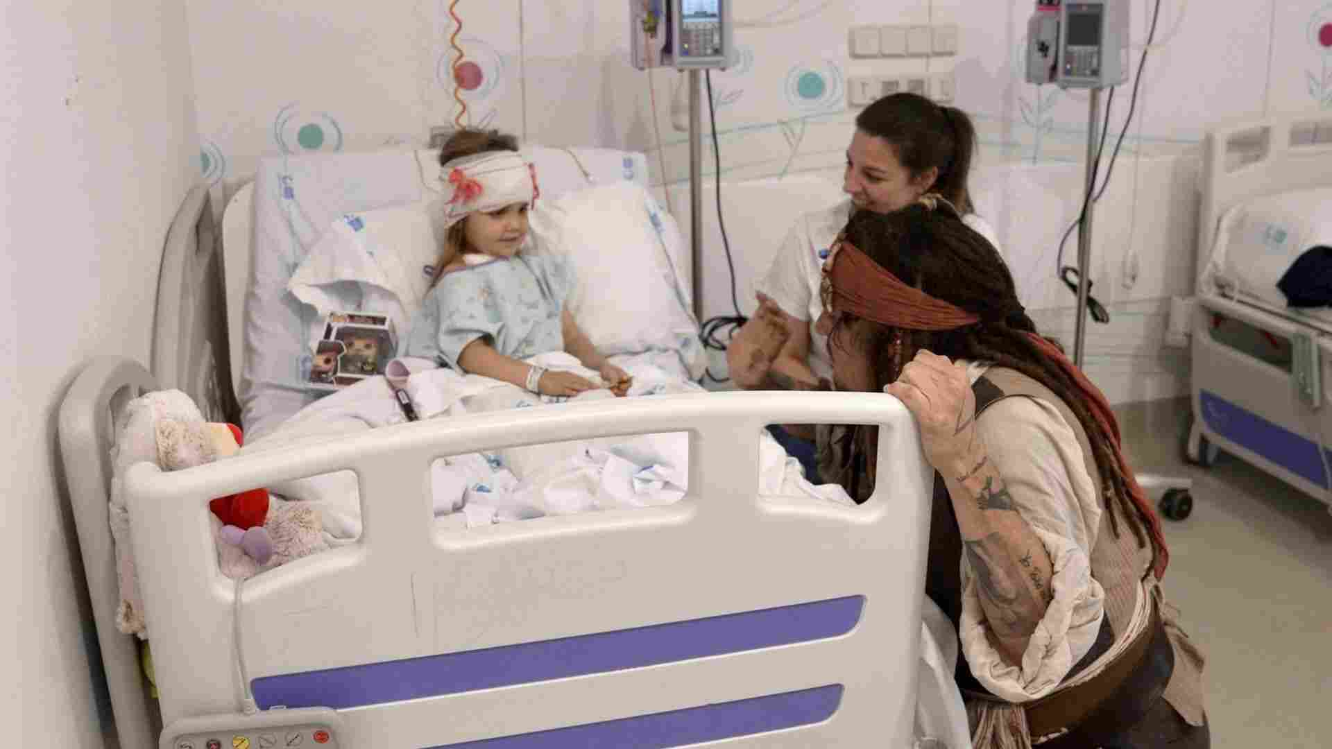 Johnny Depp Dresses as Jack Sparrow to Visit Sick Children in Madrid Hospital Johnny Depp Dresses as Jack Sparrow to Visit Sick Children in Madrid Hospital