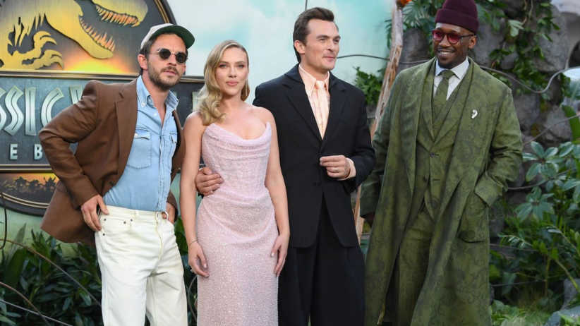 Scarlett and Jonathan’s Red Carpet Kiss Sparks Buzz at Jurassic World Premiere Scarlett and Jonathan’s Red Carpet Kiss Sparks Buzz at Jurassic World Premiere
