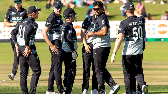 New Zealand Edge Past South Africa with Tight Bowling Display