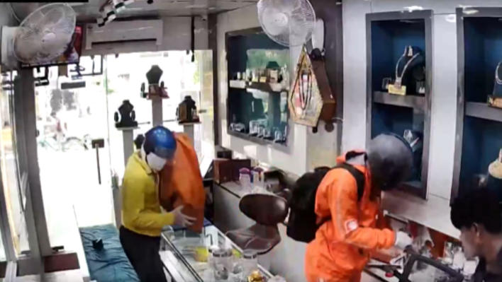Robbery at Ghaziabad Jewellery Store Caught on CCTV