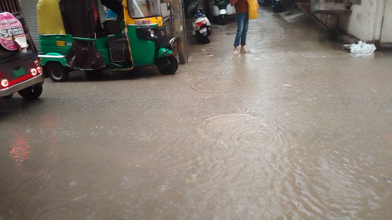 Heavy Rain Hits Delhi, Sparks Waterlogging and Traffic Snarls Heavy Rain Hits Delhi, Sparks Waterlogging and Traffic Snarls