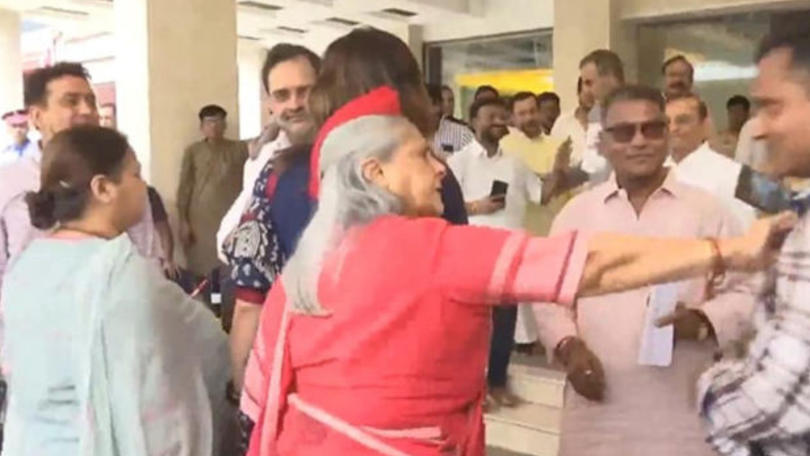 Jaya Bachchan Pushes Man Trying to Take Selfie at Delhi Club Jaya Bachchan Pushes Man Trying to Take Selfie at Delhi Club