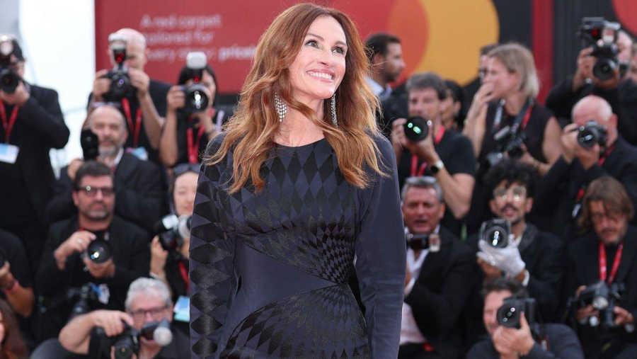 Julia Roberts Gets Emotional During Standing Ovation for After the Hunt at Venice