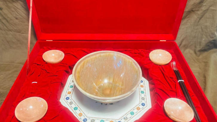 Modi Presents Moonstone Bowls and Kashmiri Shawl to PM Ishiba and Family
