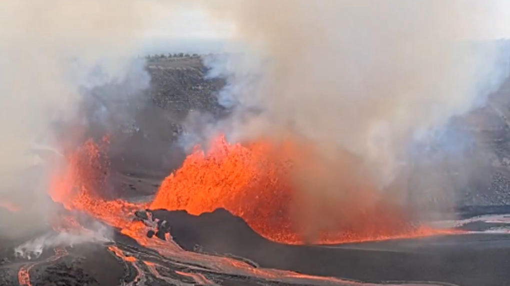 Hawaii’s Kilauea Volcano Erupts Again, Lava Shoots 330 Feet Into Sky Hawaii's Kilauea Volcano Erupts Again, Lava Shoots 330 Feet Into Sky