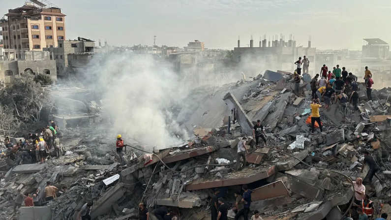 Israeli Strike Levels Gaza Tower, Civilians Ordered to Evacuate South