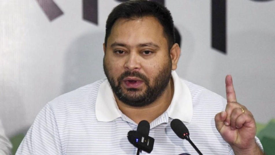Tejashwi Yadav Promises Jobs, ₹30,000 Salary for Jeevika Didis