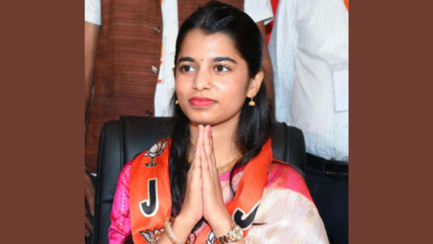 Maithili Thakur Takes Early Lead in Alinagar on Poll Debut