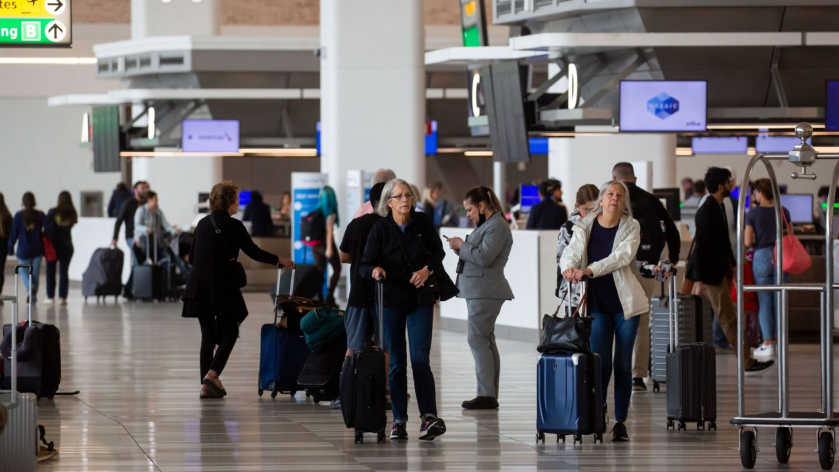 US Government Shutdown Grounds Flights at 40 Airports US Government Shutdown Grounds Flights at 40 Airports