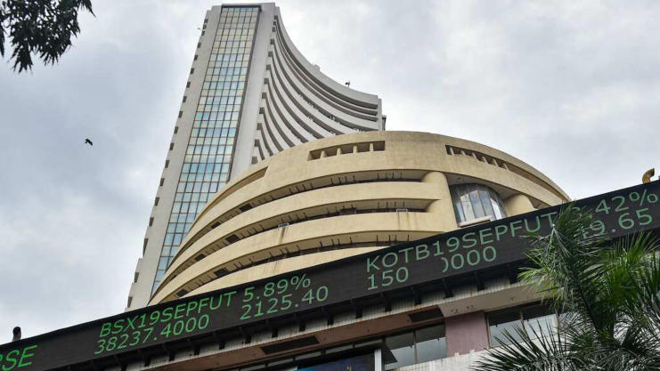 Sensex Tumbles 800+ Points as Global Fears Shake Dalal Street