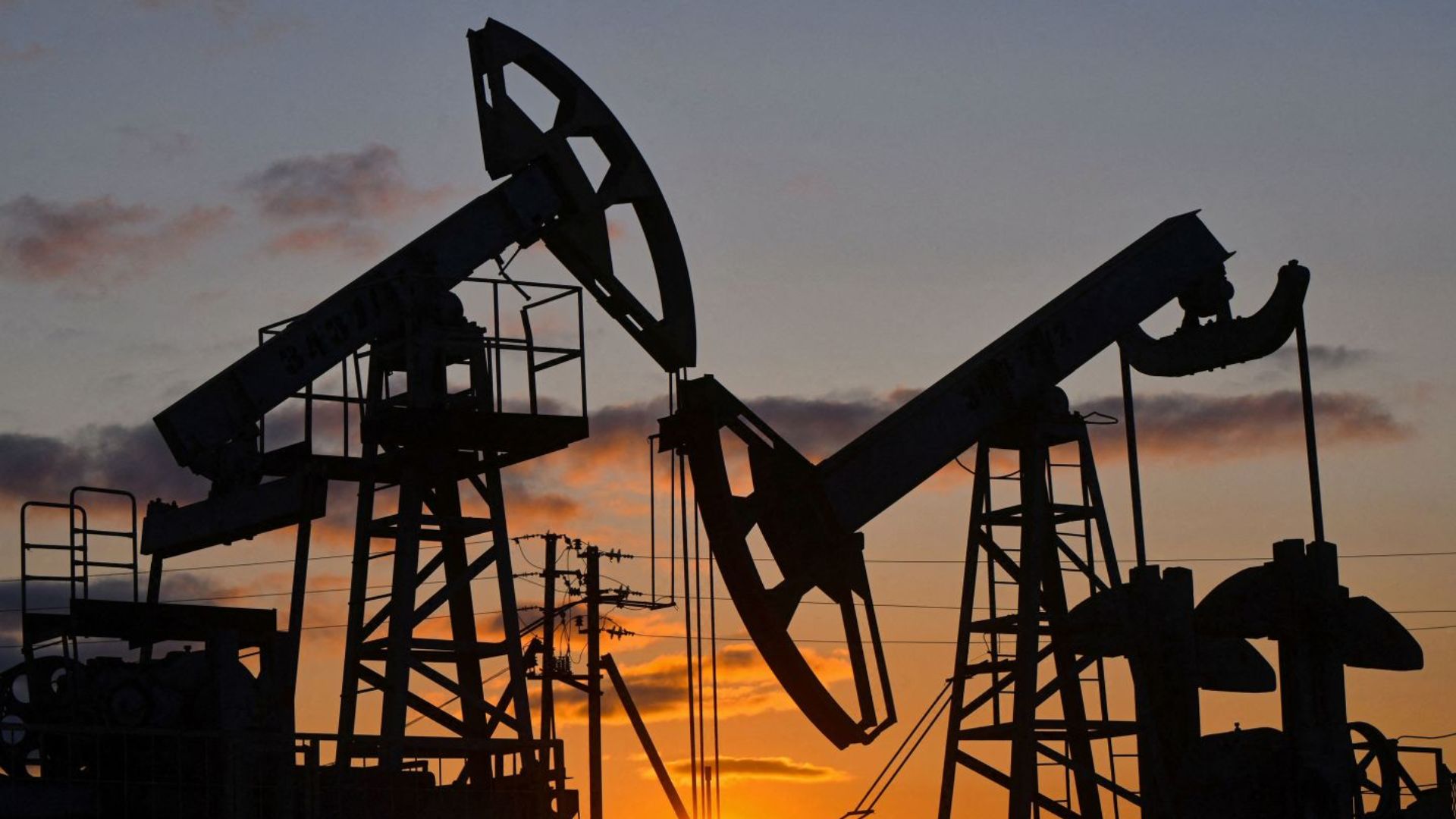 US Eases Iran Oil Curbs Amid War, Experts Warn of Risks US Eases Iran Oil Curbs Amid War, Experts Warn of Risks
