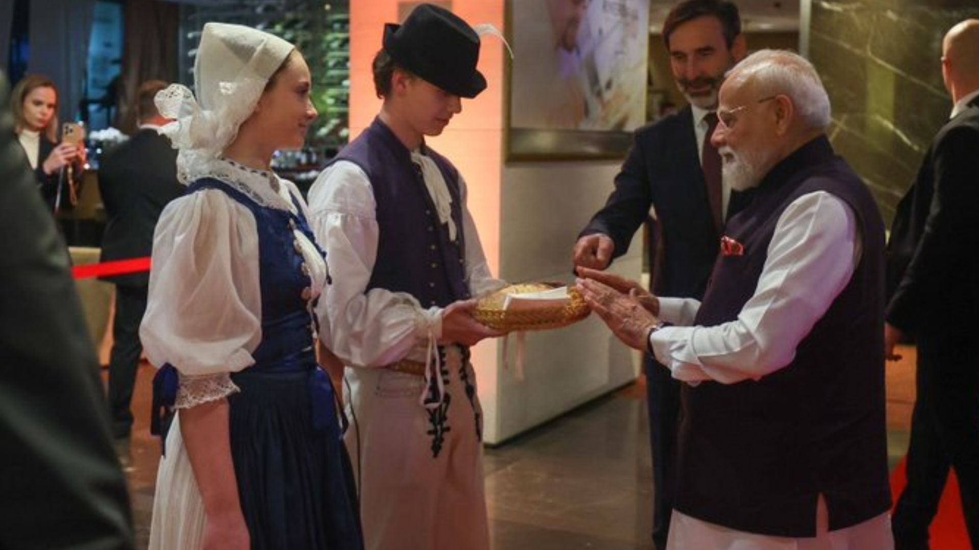 PM Modi Makes Historic First Visit to Slovakia, Receives Traditional Welcome in Bratislava