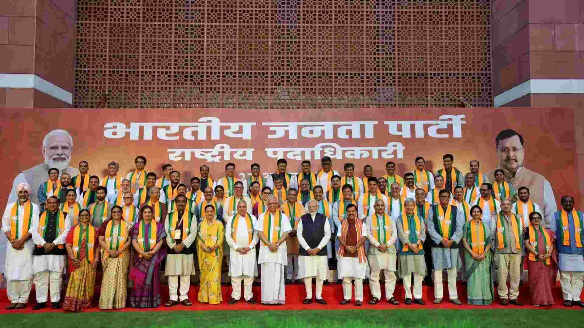 PM Modi Meets New BJP Team After Party’s Vande Mataram Resolution