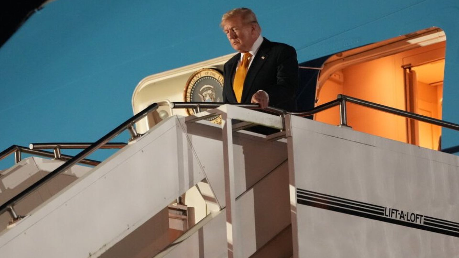 Trump Secretly Flew Out of Turkey on Smaller US Military Plane After Iran Threat