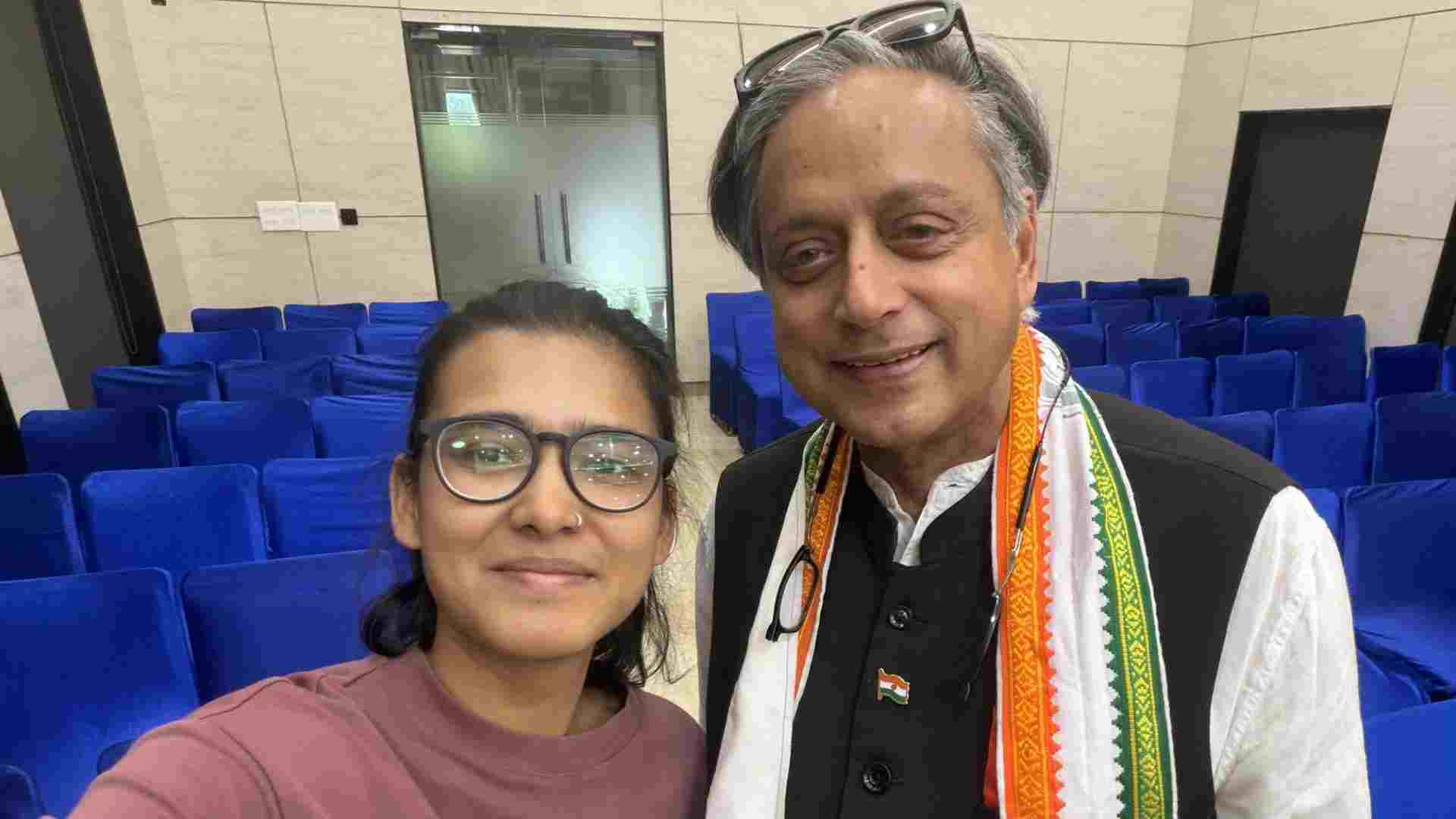 Shashi Tharoor Shares Selfie With Neha Bora, Praises Her Courage at March for Democracy
